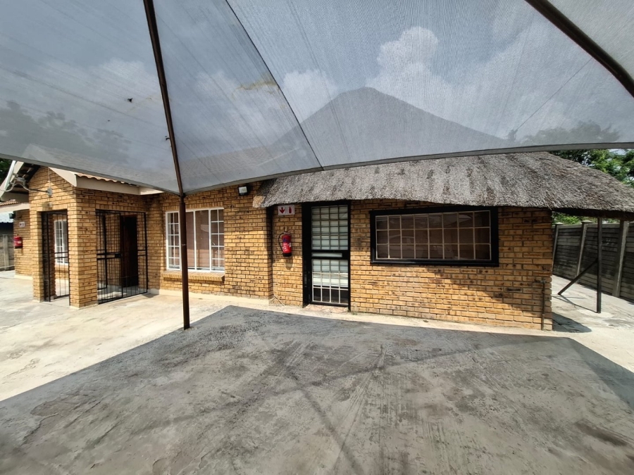 5 Bedroom Property for Sale in Oos Einde North West